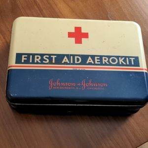 Vintage johnson & johnson first aid aerokit